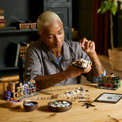 LEGO Harry Potter építés közben (76444): Egy rajongó az Abszol út részletein dolgozik, a szett ikonikus épületei aprólékosan összeállíthatók.