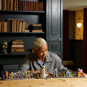 LEGO Harry Potter Abszol út játék közben (76444): A rajongó örömmel rendezi el az Abszol út modelljét, amely tökéletes dísze lehet bármely szobának.