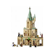 A LEGO Harry Potter Roxfort: Dumbledore irodája (76402) készlet egyik oldala, zöld tornyos épületrészlettel, számos minifigurával és részletes ablakokkal.