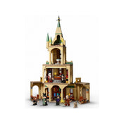 A LEGO 76402 készlet hátsó nézete, amely bemutatja a Roxfort belső szintjeit, polcokat, irodát és több karakter minifiguráját különböző jelenetekben.