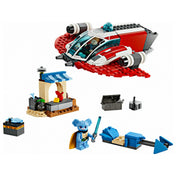LEGO Star Wars A Crimson Firehawk (75384) készlet összerakott elemei – egy piros-fehér űrhajó transzparens kék pilótafülkével, egy kék bőrű jedi figura világoskék fénykarddal, egy kis piacstand kék-fehér napellenzővel, valamint különböző kiegészítők, ládák és egy mini repülő egység.