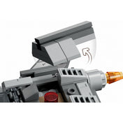 A LEGO 75346 Kalóz vadászgép egyik mozgatható eleme, a hátsó kabin nyitható fedele, narancssárga rakétahajtómű részlettel a háttérben.