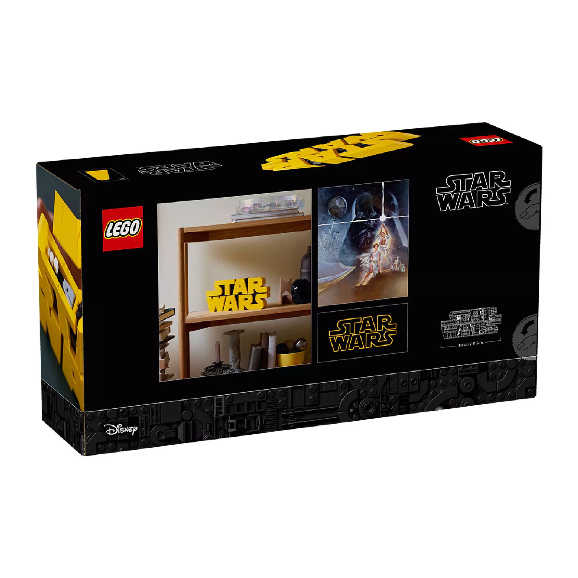 LEGO Star Wars – Star Wars logó (75407) építmény polcra helyezve, klasszikus filmplakátokkal és méretarányos ábrával a doboz hátulján.