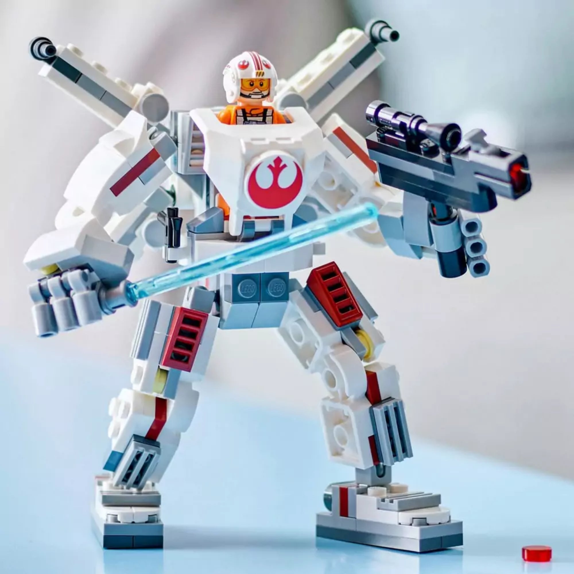 LEGO Star Wars Luke Skywalker X-Wing robotja (75390) – a teljesen összerakott mech figura világoskék fénykarddal és nagy méretű lézerfegyverrel.