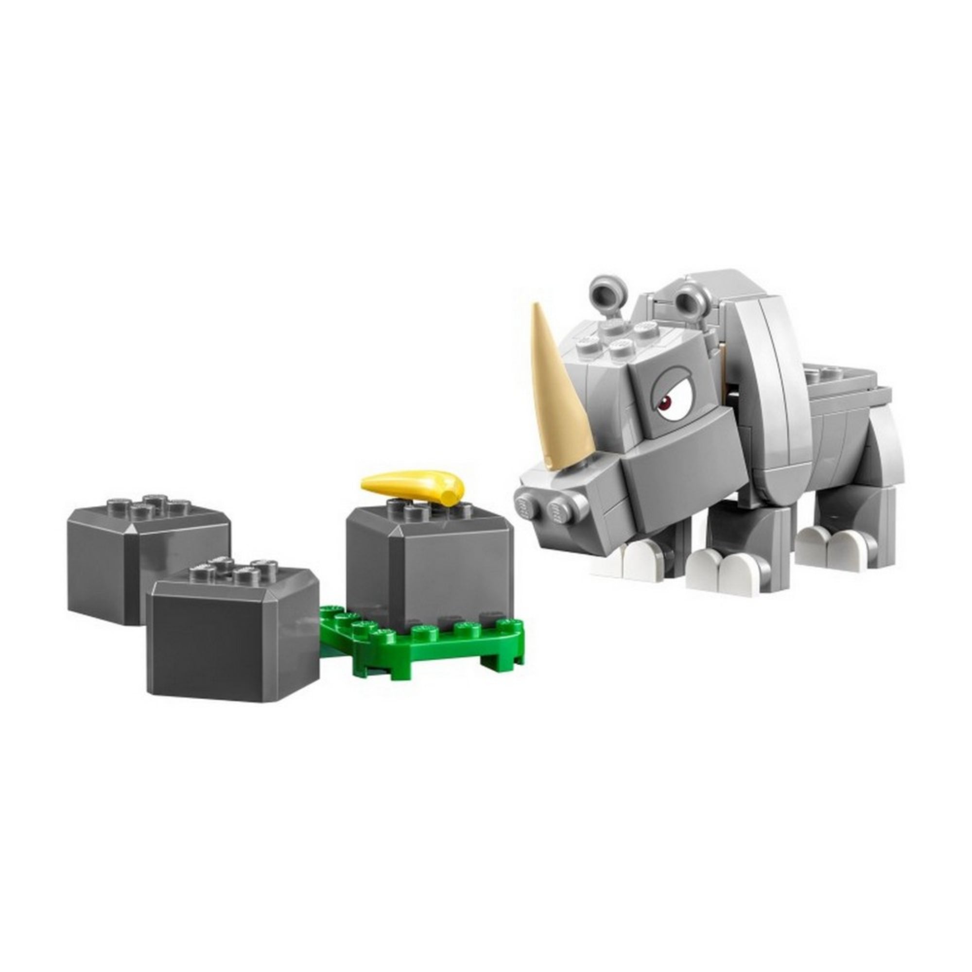 A LEGO Super Mario Rambi az orrszarvú kiegészítő szett (71420) összerakott elemei, középpontban a szürke orrszarvúval, mellette három szürke blokk és egy sárga banán egy zöld alaplapon.