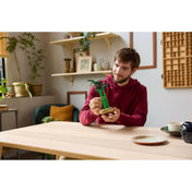 Egy személy a LEGO Szerencsebambusz (10344) modelljén dolgozik, kiemelve a készlet kreatív és nyugtató jellemzőit