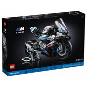 A LEGO Technic BMW M 1000 RR 42130 hivatalos doboza, sötét háttérrel, amelyen a részletes motorkerékpár modell látható állványon.