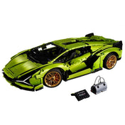 Az összerakott LEGO Technic Lamborghini Sian FKP 37 (42115) sportautó limezöld színben, arany kerekekkel, nyitható ajtókkal és bemutató kiegészítőkkel.