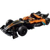 LEGO Technic NEOM McLaren Formula E Team 42169 összeépítve – az elegáns fekete-narancssárga színvilágú versenyautó elölnézete, versenymatricákkal és aerodinamikai elemekkel.