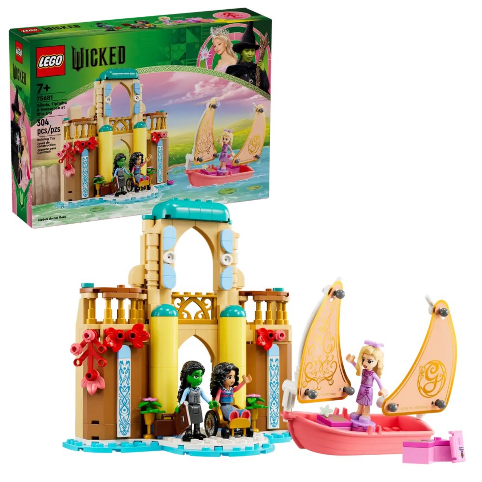 A LEGO Wicked: Glinda, Elphaba és Nessarose a Shiz Egyetemen (75681) doboza a háttérben, előtte a felépített kastély részlet, rózsaszín vitorlás hajó, valamint a három karakterfigura.