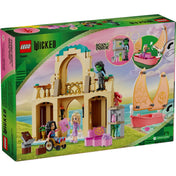 A LEGO Wicked 75681 doboz hátoldala, amelyen a készlet játékfunkciói és jelenetei láthatók: Glinda ajándékokat ad át, Elphaba az emeleten áll, és a rózsaszín vitorlás is szerepel.