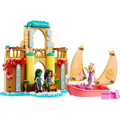 Három minifigura – köztük Glinda a rózsaszín vitorlásban, valamint Elphaba és Nessarose a kastély bejárata előtt – a LEGO Wicked: Glinda, Elphaba és Nessarose a Shiz Egyetemen (75681) készlet részeként.