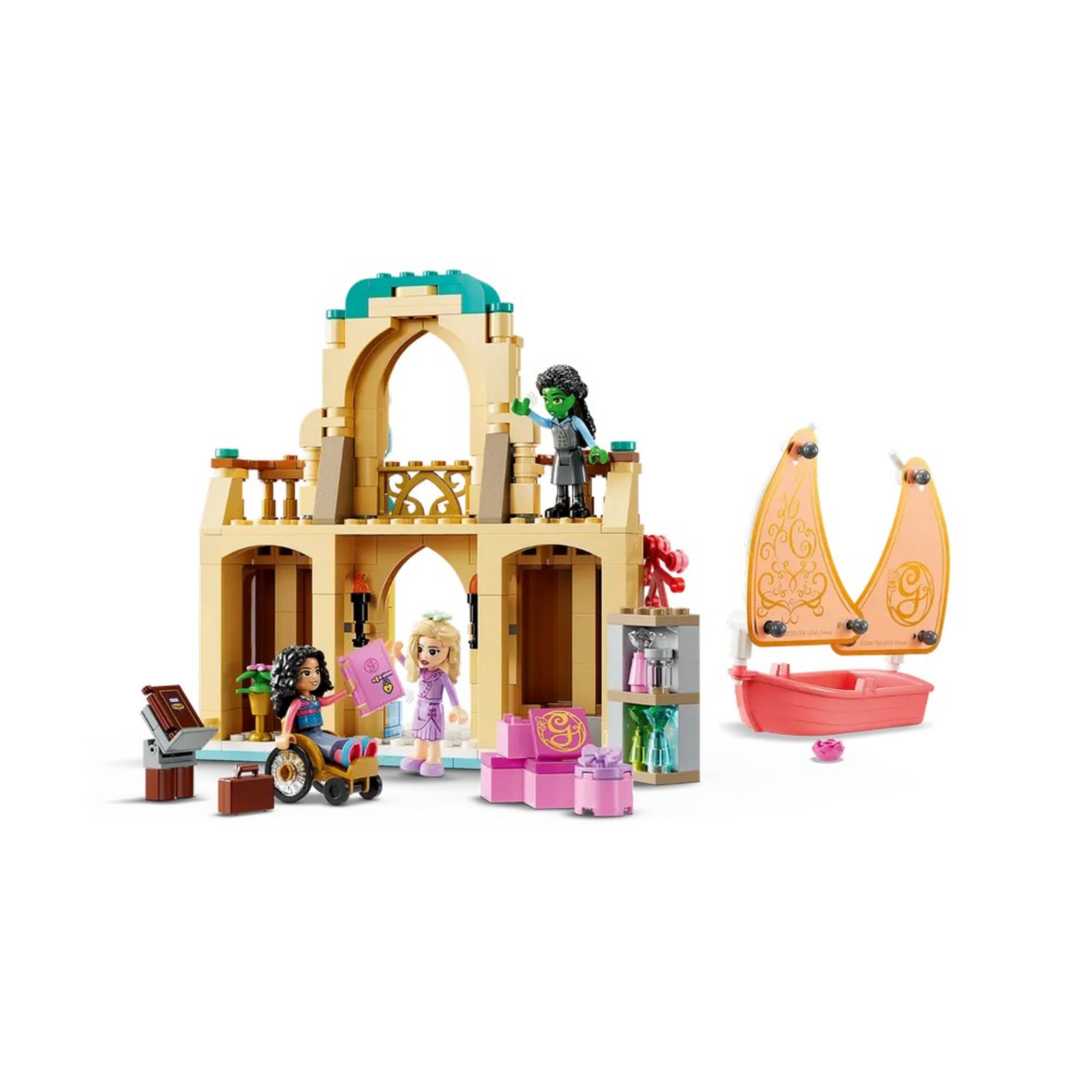 A LEGO Wicked 75681 készlet belső részlete: emeletes egyetemi épület kiegészítőkkel, rózsaszín vitorlás hajó, és a három karakter – Nessarose kerekesszékben, Glinda ajándékkal és Elphaba a tetőn.