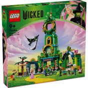 A LEGO Wicked – Köszöntünk Emerald Cityben (75684) készlet színes díszdoboza, rajta a zöld tornyos építmény, több karakterfigura és a seprűn repülő boszorkány illusztrációja, rózsaszín égbolt hátterében.
