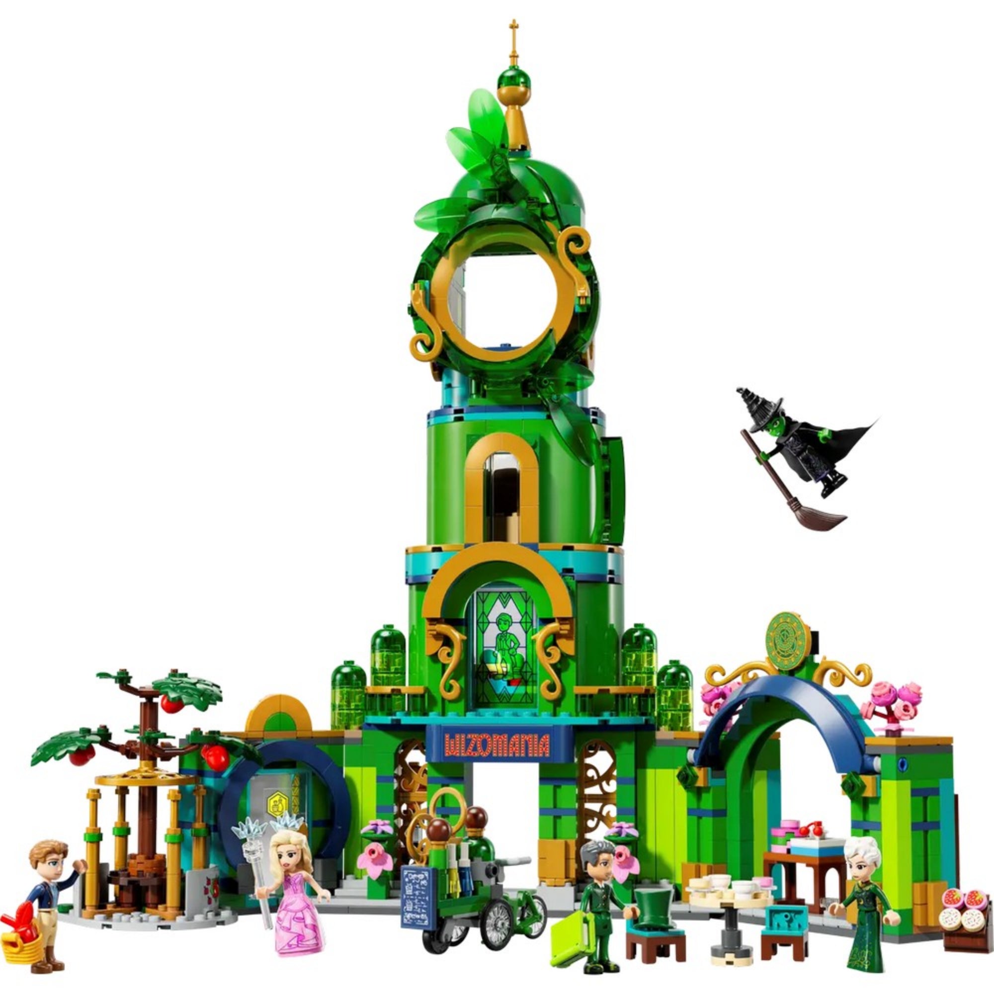 A LEGO Wicked – Köszöntünk Emerald Cityben (75684) készlet megépített változata, középen a torony, körülötte karakterfigurák és jelenetek, köztük a repülő seprűn ülő zöld boszorkány.