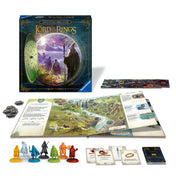 A képen a „The Lord of the Rings: Adventure Book Game” társasjáték tartalma látható kibontva. Előtérben hét színes figura sorakozik – a Gyűrű Szövetségének tagjai –, mellettük kártyák, korongok és a játék központi eleme: egy hatalmas, könyvformájú játéktábla, amely fejezetről fejezetre vezeti végig a játékosokat Középfölde ikonikus helyszínein. A doboz hátterében látható a társasjáték elegáns, illusztrált csomagolása is.