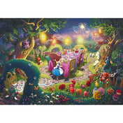 A képen a Schmidt - Mad Hatter's Tea Party 6000 darabos puzzle kirakott jelenete látható. Alice és barátai egy színes, varázslatos kertben teáznak, miközben a háttérben tűzijáték világítja meg az égboltot. A kép Thomas Kinkade stílusában készült, tele részletgazdag virágokkal, fantáziadús szereplőkkel és a Disney-mesék időtlen bájával.