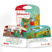 A „Cântecele 2” interaktív könyv két oldala, vidám illusztrációkkal és dalszövegekkel – az egyik oldalon cicák énekelnek, a másikon őszi tájban emberek sétálnak és sárkányt eregetnek.
