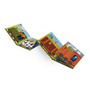 Színes, harmonikaszerűen hajtogatott illusztrált könyv, amely egy piros mozdonyt, tehervagonokat, állatokat és egy tehénnel teli mezőt ábrázol vidám, gyerekeknek szánt stílusban.