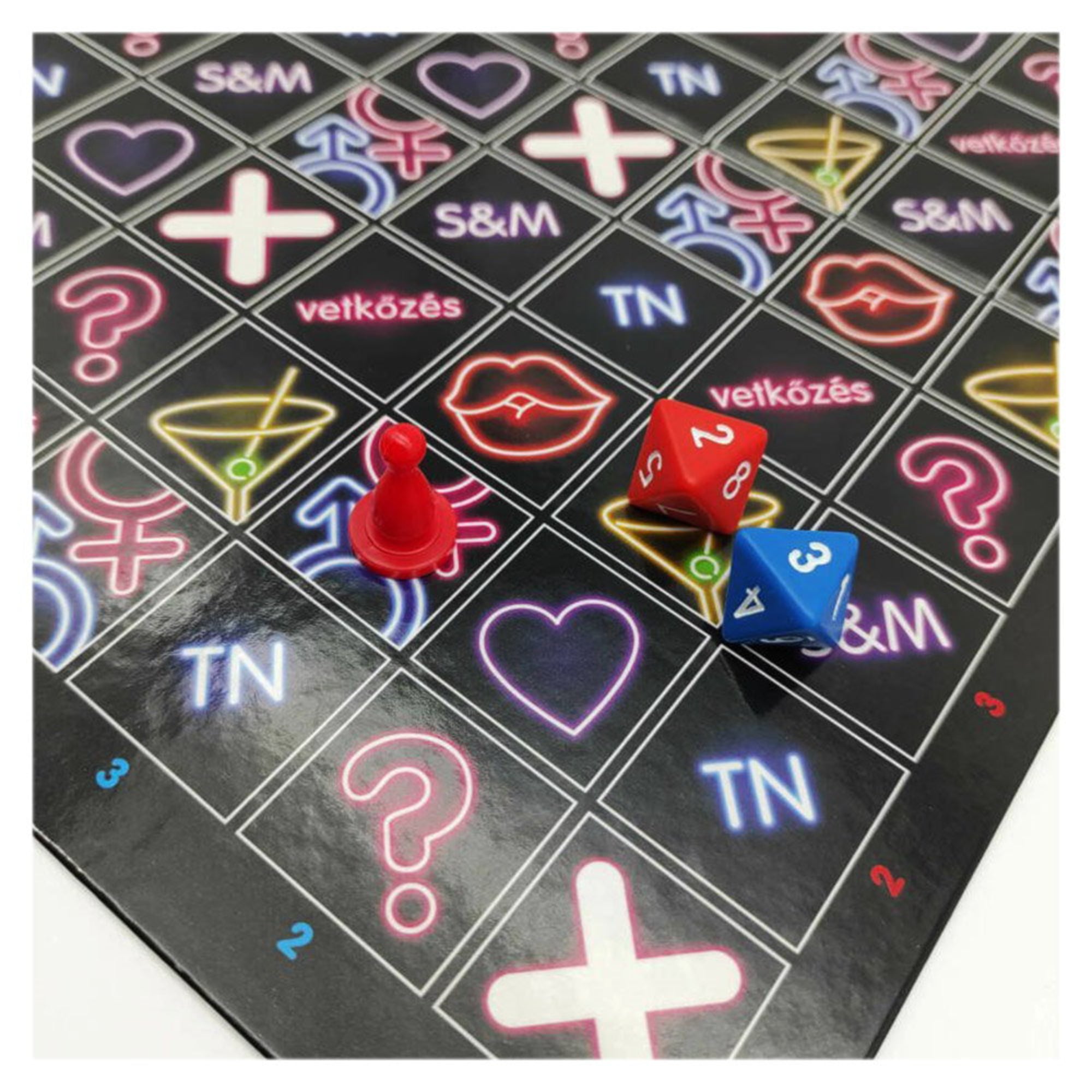 Szexpedíció játéktábla közelről – Neon szimbólumokkal díszített mezők, piros bábu és két dobókocka a Szexpedíció társasjátékban.