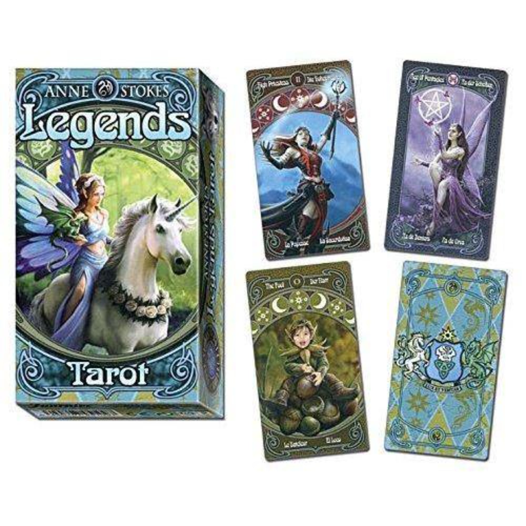 A képen az Anne Stokes Legends Tarot csomag és néhány kártyalap látható. A doboz elején egy egyszarvú és egy szárnyas tündér szerepel, varázslatos erdei háttérrel. A kibontott kártyákon részletgazdag fantasy illusztrációk jelennek meg: például a High Priestess lapján egy harcias női alak, míg a Pentacles lapján egy lila ruhás tündér látható. A The Fool lap egy vidám manót ábrázol, aki gombákon ül, körülötte zöld erdei környezet. A hátoldal mintázata világoskék-arany színvilágú.
