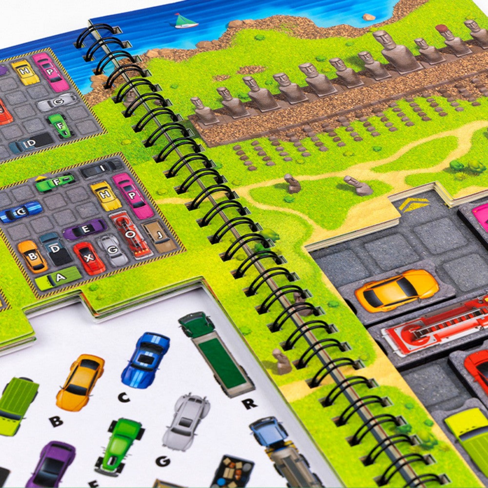 Thinkfun Rush Hour World Tour mágneses logikai játék kihívásfüzet részlete, színes járművekkel és Húsvét-szigeti pályaillusztrációval.