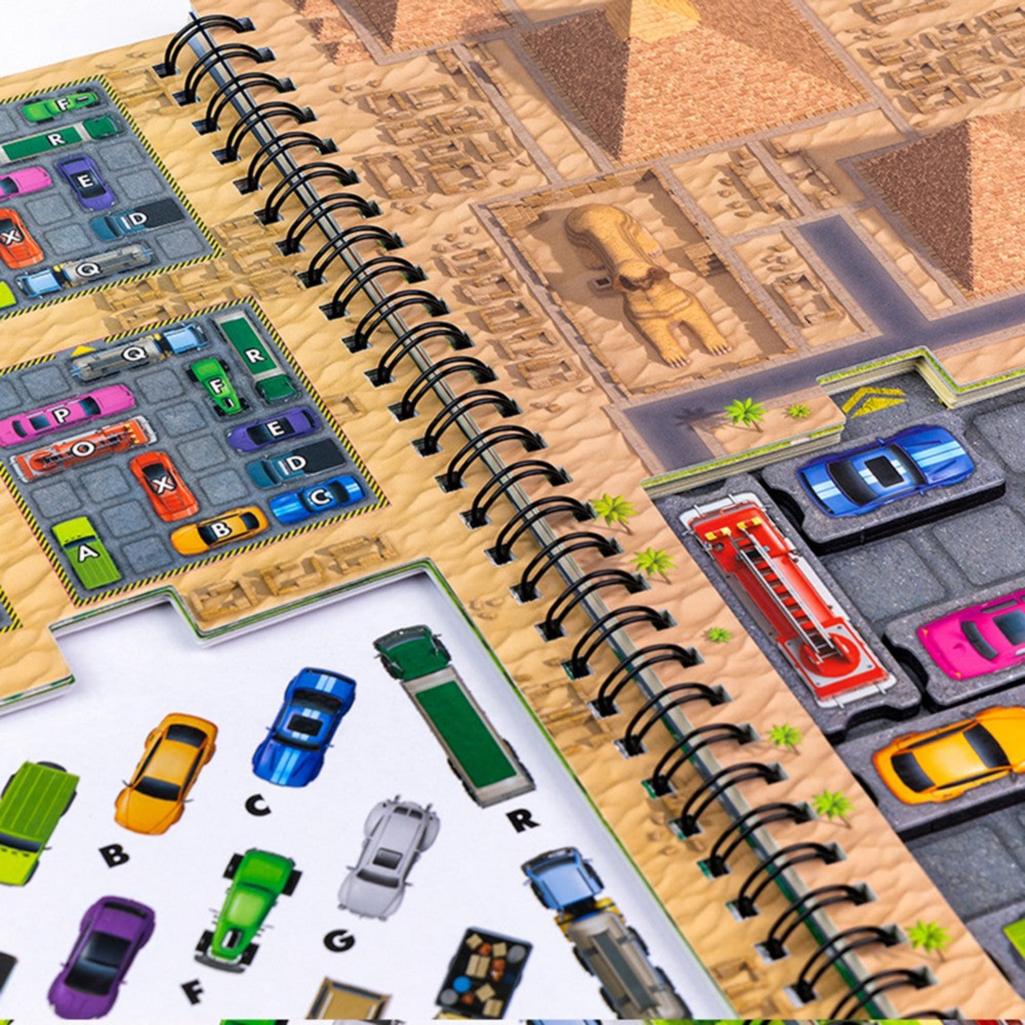 Thinkfun Rush Hour World Tour logikai játék feladványfüzet, piramisok és Szfinx illusztrációval, színes autókkal a mágneses táblán.