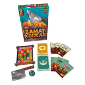 A képen a Zamatkockák társasjáték doboza és játékelemei láthatók. A játék egy izgalmas gasztronómiai kihívás, ahol a játékosok a legjobb hozzávalók kiválasztásával és kombinálásával készítenek ínycsiklandó fogásokat. A színes dobókockák az alapanyagokat szimbolizálják, míg a receptkártyák különböző ételek elkészítésére ösztönöznek.