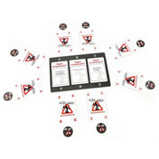 Zsémbes öregek társasjáték asztalon, kirakott kérdéskártyákkal és szavazókártyákkal, körben elhelyezett játékosjelző korongokkal, a játék egy fordulóját ábrázolva.