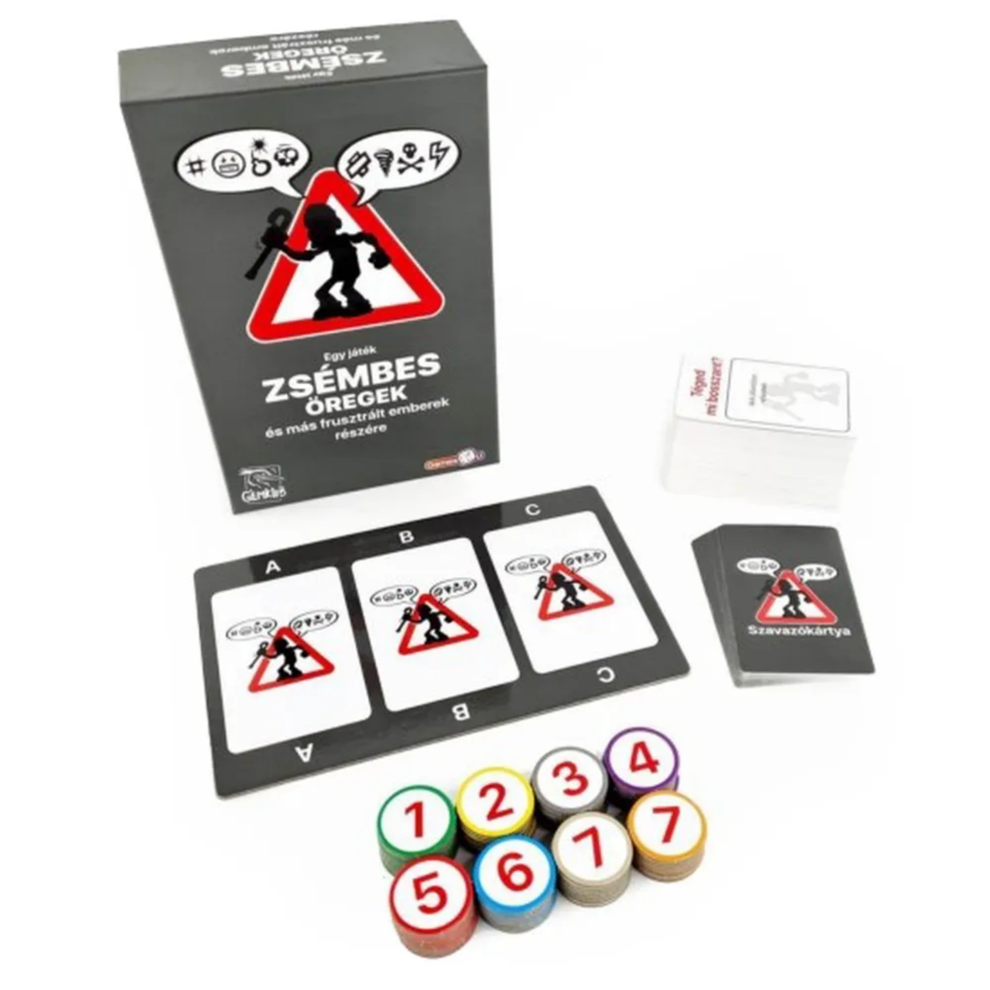 A Zsémbes öregek társasjáték tartozékai: a játékszabályt jelző kártyák, szavazókártyák, színes sorszámozott jelölők, valamint az „A, B, C” válaszjelölő tábla egy fekete-fehér színvilágú háttéren.