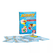 „Az Activity Junior Pocket társasjáték doboza a játékkártyákkal és a speciális dobókockával, 330 új feladvánnyal, gyerekeknek szóló zsebméretű változatban.”
