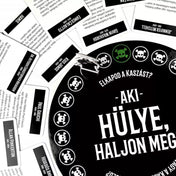 Az Aki hülye, haljon meg! társasjáték kör alakú játéktáblája, körülötte szétszórt kártyákkal