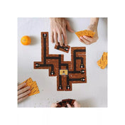 „A Bandido társasjáték játékmenete, ahol a játékosok kártyákból alagúthálózatot építenek az asztalon.”