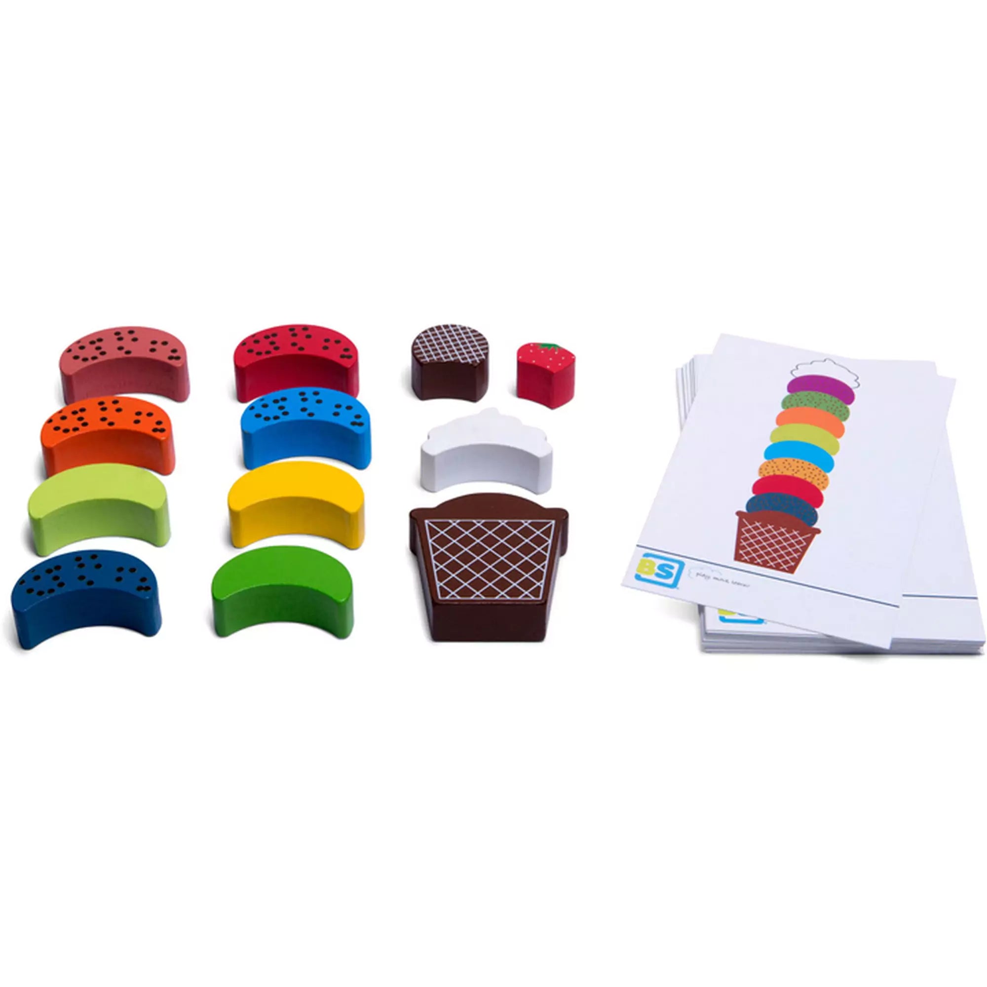 A Fagyi Álom játék minden fa alkatrésze – fagylaltgombócok, tölcsér és díszek – elrendezve a sablonkártyák mellett fehér háttéren.