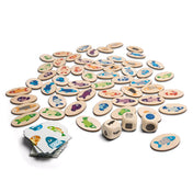 „Fogd ki a halacskákat! Készségfejlesztő játék, BS Toys – asztalra szórt halmintás korongok, mintakártyák és dobókockák játék közben”