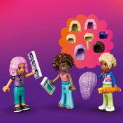LEGO Friends figurák különböző parókákkal és kiegészítőkkel, amelyek még vidámabbá teszik a játékot.