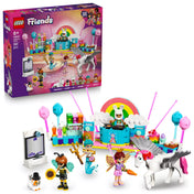 LEGO Friends Jelmezes buli egyszarvúval és tündérrel (42661) készlet a dobozzal, karakterekkel, DJ-pulttal és repülő egyszarvúval.