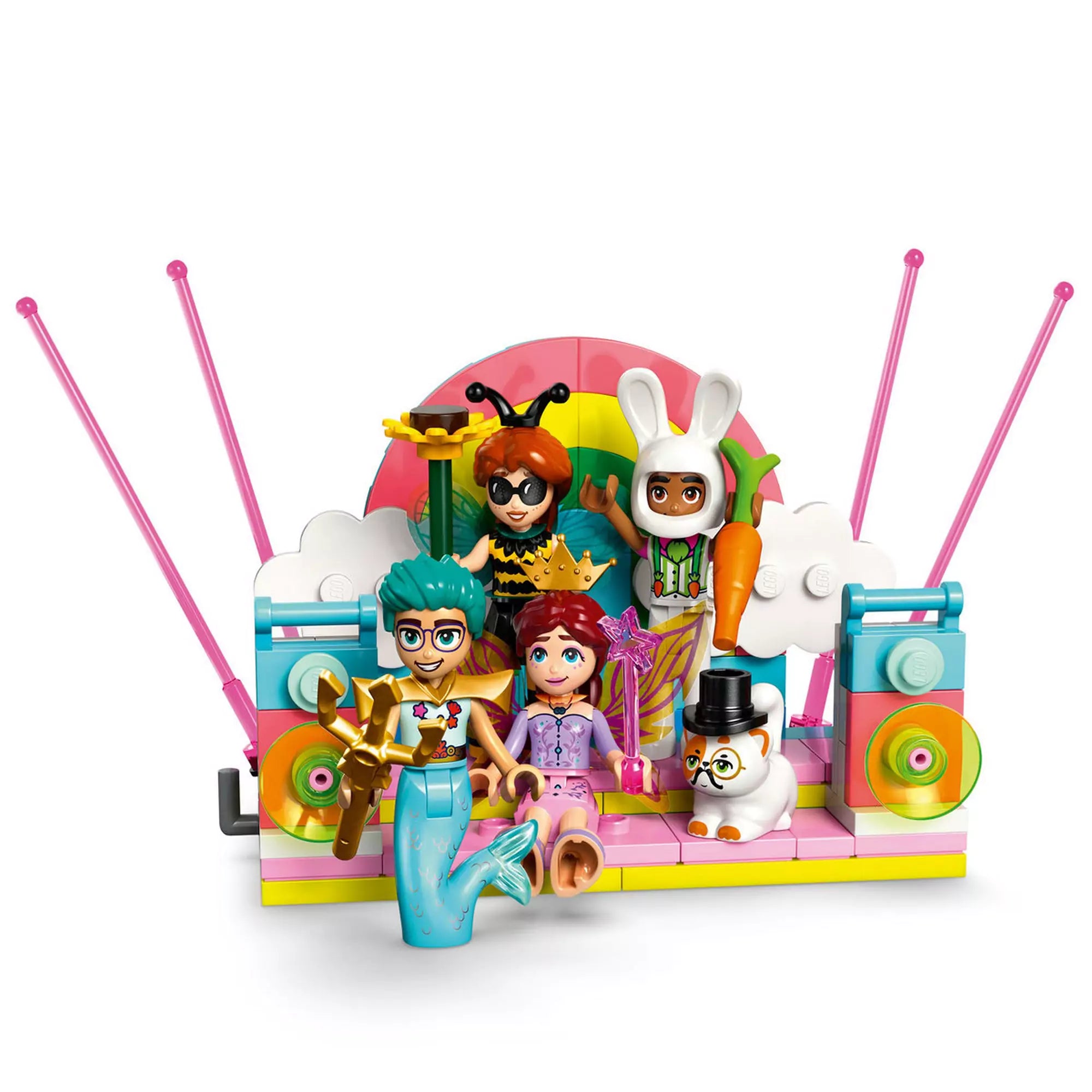 LEGO Friends Jelmezes buli egyszarvúval és tündérrel (42661) figurák a szivárványos színpadon: tündér, triton, nyuszi és bondár jelmezekkel.
