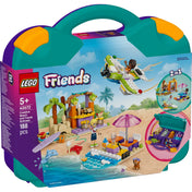 LEGO Friends Kreatív tengerparti bőrönd 42672 - doboz képe, amely bemutatja a szett kétféle építési lehetőségét és vidám, nyárias hangulatát.