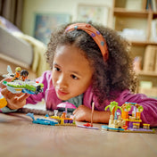 LEGO Friends Kreatív tengerparti bőrönd 42672 - egy kislány játék közben felfedezi a hidroplánt és a tengerparti életet bemutató részleteket.