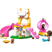 A LEGO Friends Puppy Playground (42665) készlet összerakott jelenete, amelyen a kutyás játszótér és a két figura különböző kiegészítőkkel szerepel.