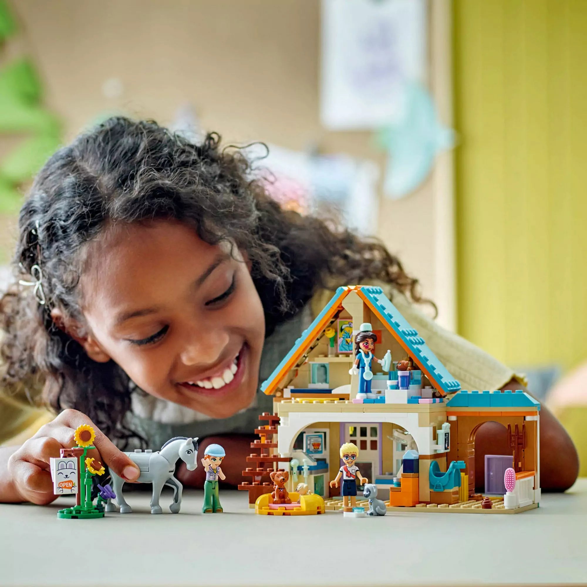 LEGO Friends Ló- és állatkórház 42651 - A kész modell és a gyerek által játszott jelenetek bemutatása.