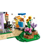 Méhkasok és virágok LEGO Friends Méhészek háza és virágoskert 42669 szettben, méhekkel és részletes növényekkel.