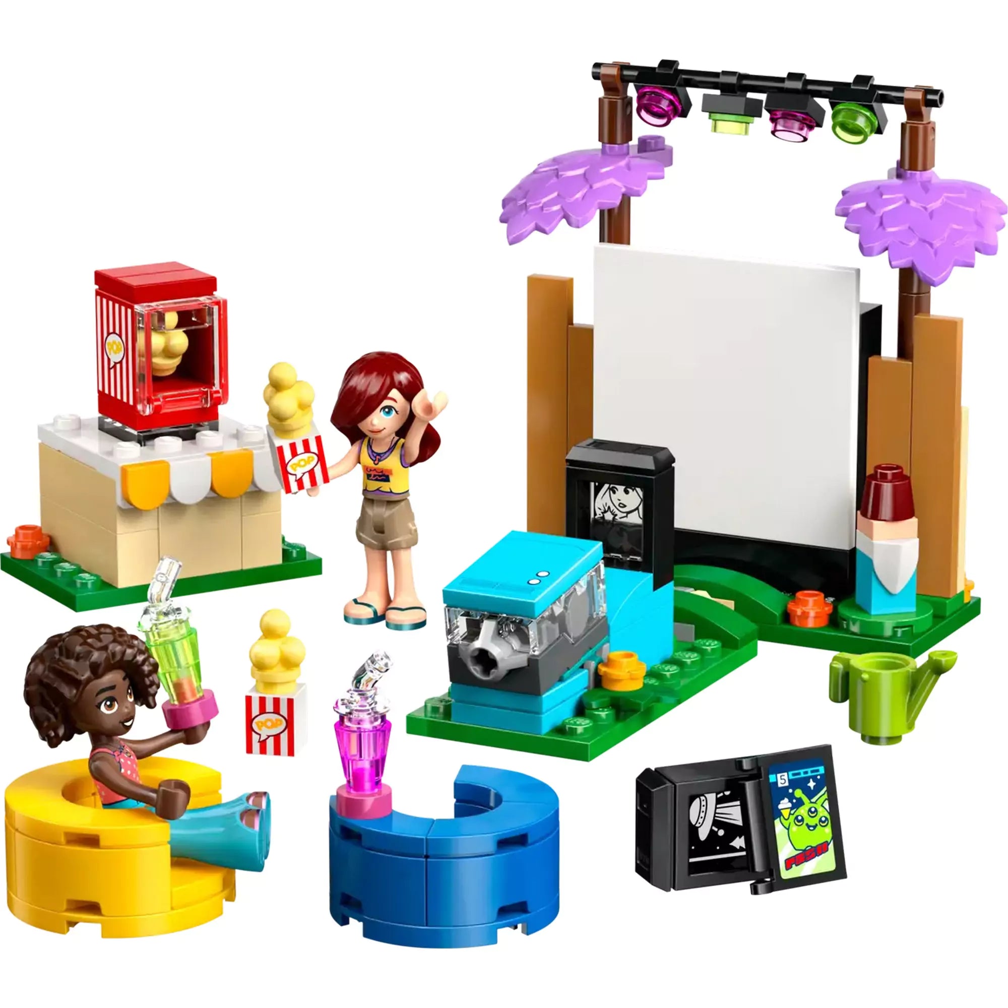 A LEGO Friends Moziest a barátokkal teljes jelenete megépítve: vetítővászon, projektor, puffok, italok, popcorn gép és két LEGO figura.