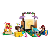 LEGO Friends – Moziest a barátokkal (42642) játék közben – A két barát ülőhelyeken mozizik, a projektor UFO-s jelenetet vetít a vászonra, italokkal és popcornnal a kezükben.