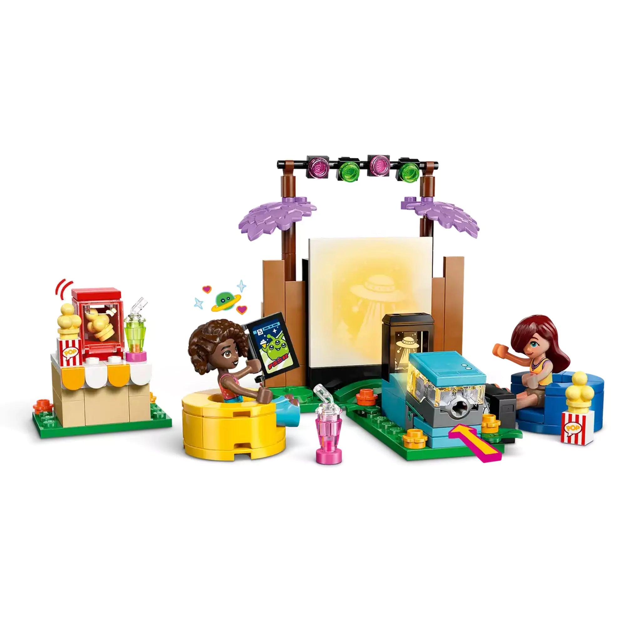 LEGO Friends – Moziest a barátokkal (42642) játék közben – A két barát ülőhelyeken mozizik, a projektor UFO-s jelenetet vetít a vászonra, italokkal és popcornnal a kezükben.