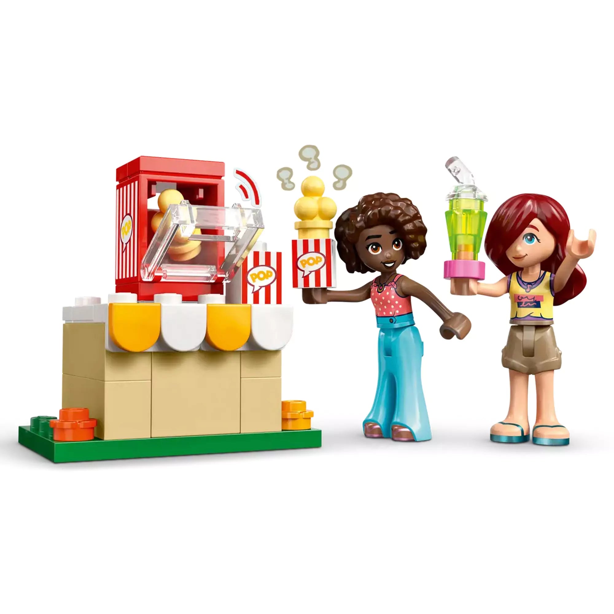 LEGO Friends – Moziest a barátokkal (42642) popcorn gép használat közben – A minifigurák egy működő popcorn gép mellett állnak, vidáman mutatják a popcornos dobozt és az üdítőt.