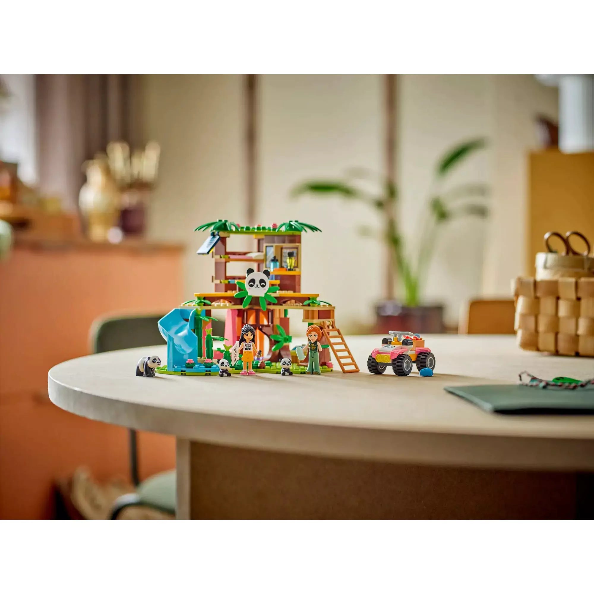 A LEGO Friends Panda Menedékhely (42648) készlet egy asztalon kihelyezve, jól látható a komplett dzsungel-jelenet pandákkal és karakterekkel.