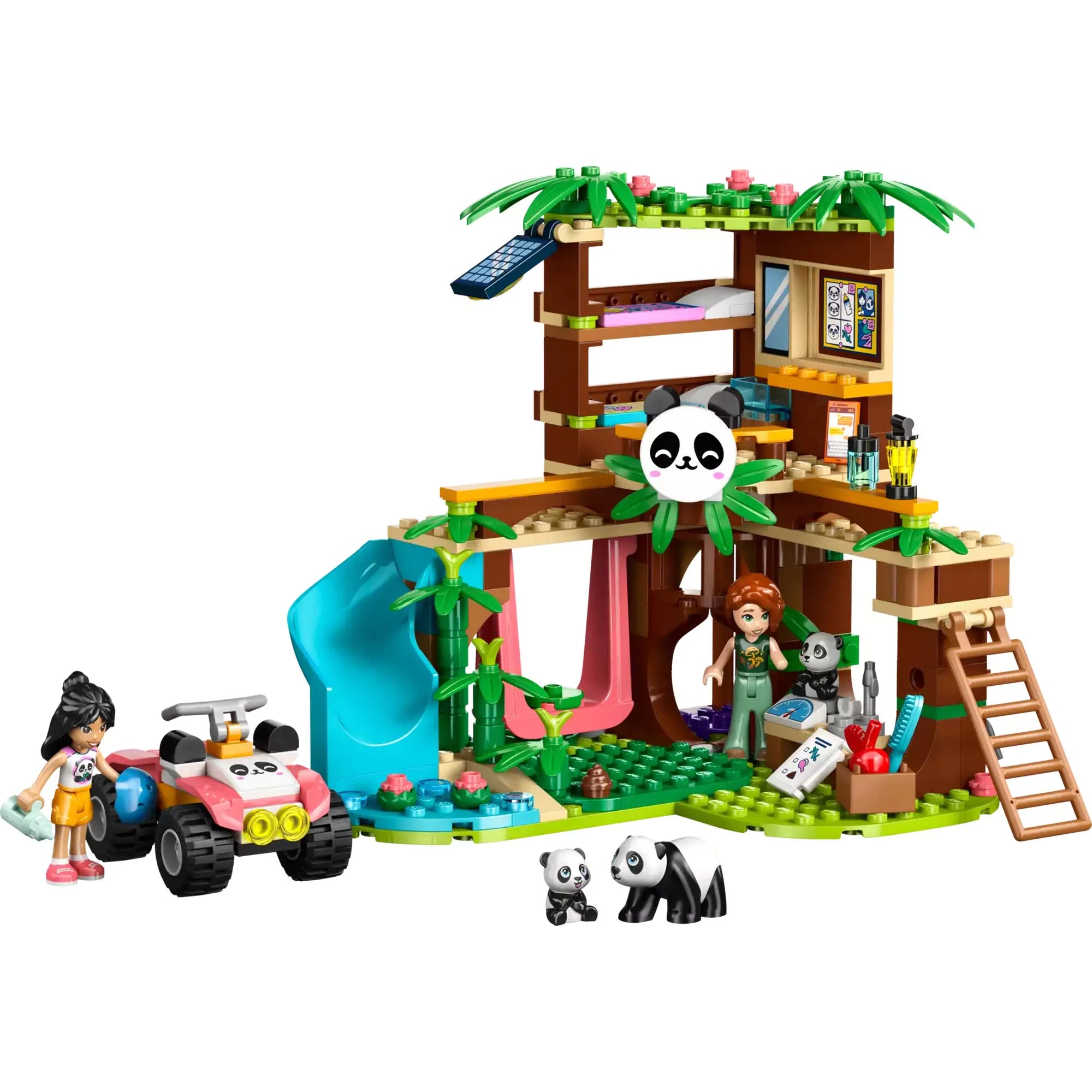 A LEGO Friends Panda Menedékhely (42648) szett teljes összeállításban: emeletes bambusz ház, csúszda, két figura, három panda és egy quad.