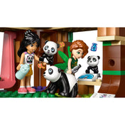 A két figura gondoskodik a pandákról a LEGO Friends Panda Menedékhely (42648) épület földszintjén, súlymérővel, cumisüveggel és szeretetteljes hangulattal.